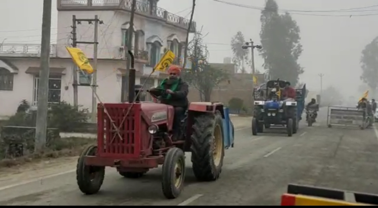 'गणतंत्र दिवस' पर राजधानी दिल्ली में परेड में शामिल होने के लिए किसानो ने किया कूच  