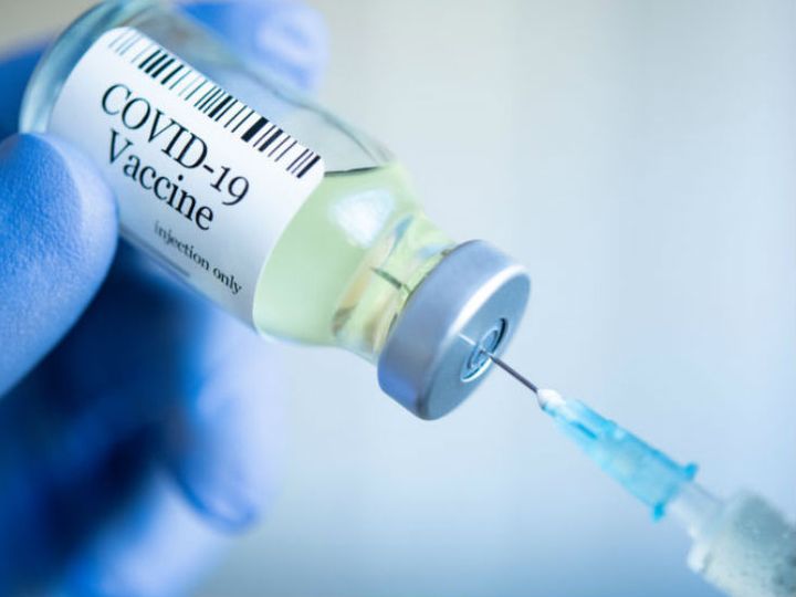पैतालीस साल से ज़्यादा उम्र के लोग कोरोना वैक्सीन लगवाने के लिये आगे आये 