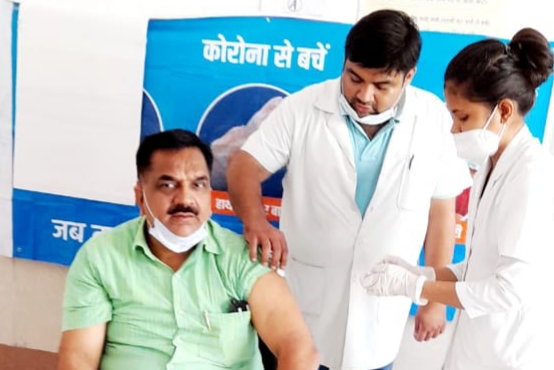 रुद्रपुर विधायक राज कुमार ठुकराल ने लगवाई कोरोना वैक्सीन 
