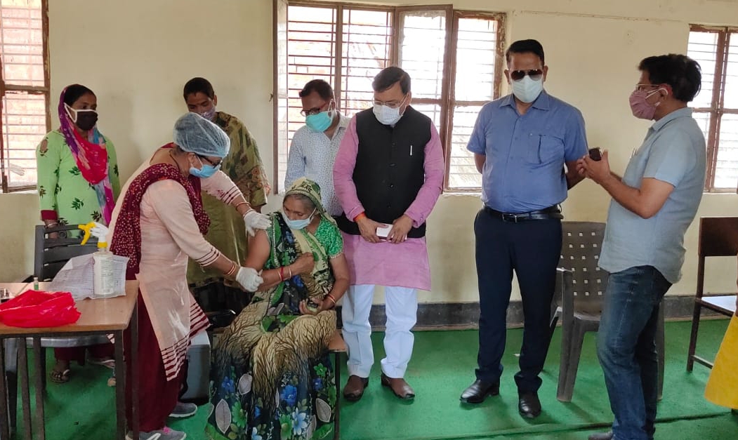 'कोरोना महामारी' से बचाव के लिए 'वैक्सीनेशन कार्यक्रम' आयोजित करवा रहे है विधायक राजेश शुक्ला  