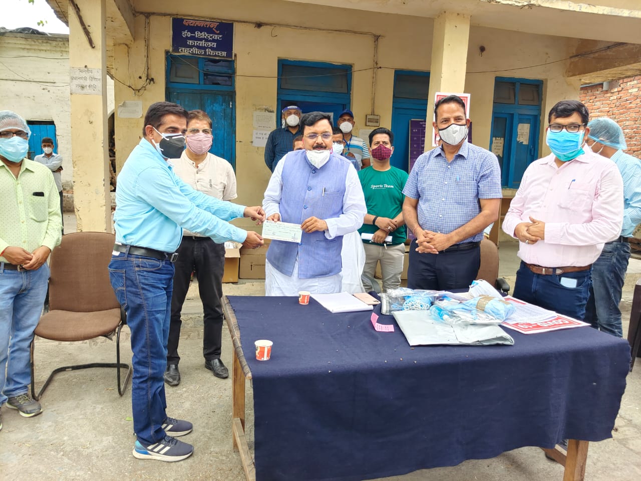 विधायक राजेश शुक्ला ने कोरोना महामारी से बचाव के लिये नगर पालिका दिये 5 लाख रुपए  