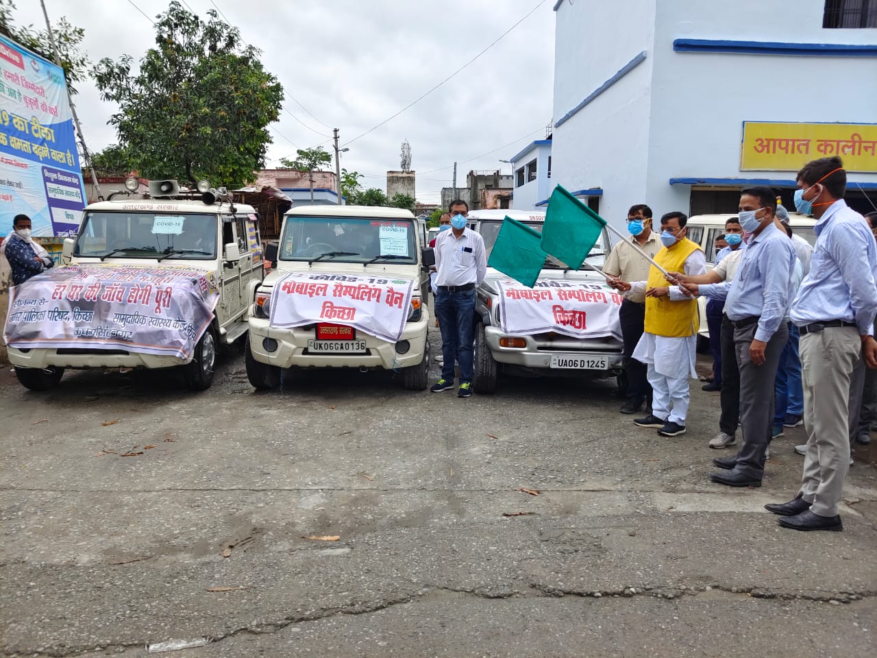 दो कोविड-मोबाइल सैम्पलिंग वाहनों को विधायक राजेश शुक्ला ने हरी झंडी दिखा कर किया रवाना  