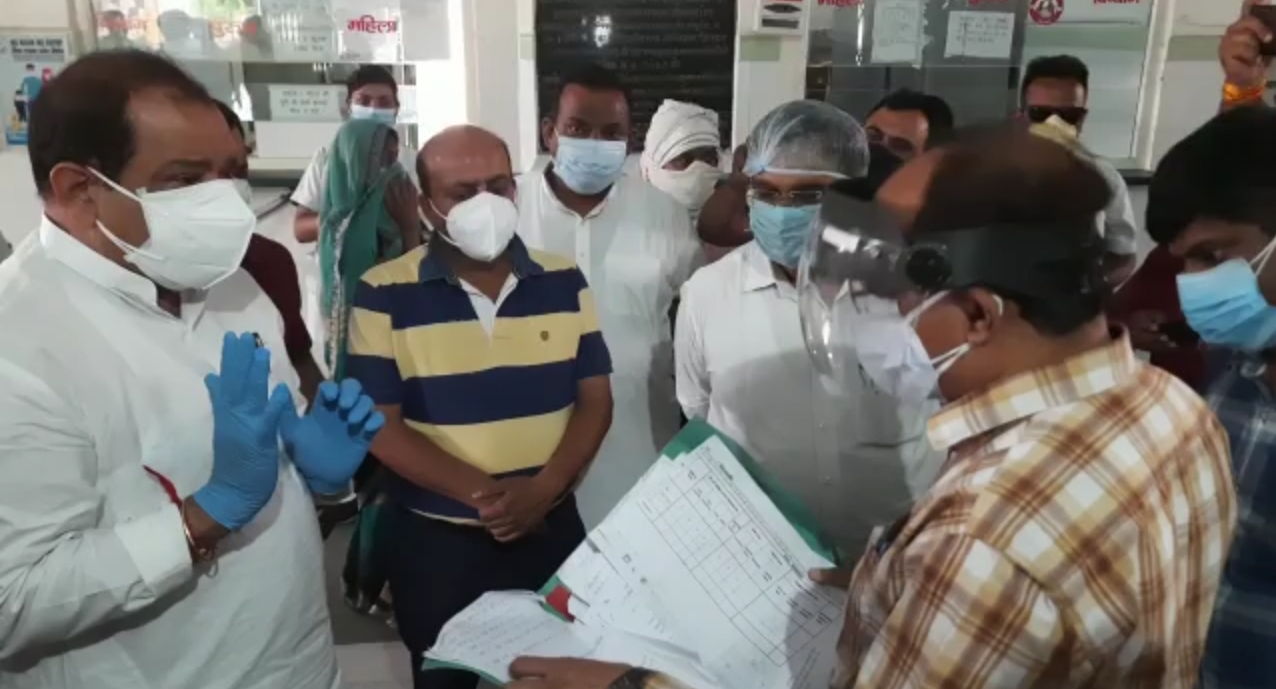 कैबिनेट मंत्री यशपाल आर्य ने अस्पताल के निरीक्षण के दौरान सीएमएस और एसडीएम की जमकर लगाईं फटकार 