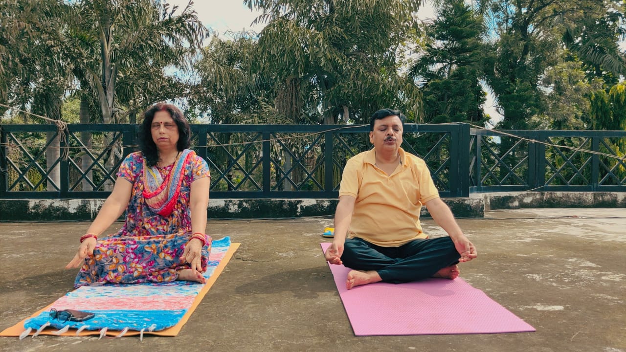 सातवें अंतरराष्ट्रीय योग दिवस पर विधायक राजेश शुक्ला ने पत्नी शशि शुक्ला के साथ मनाया योग दिवस 