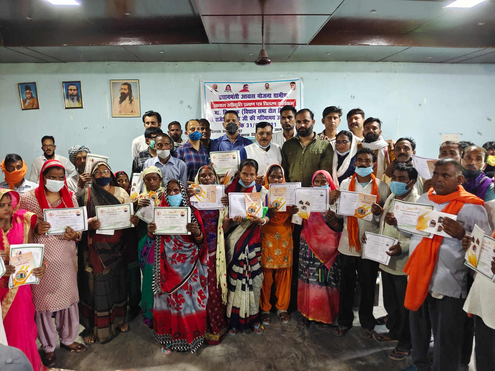 विधायक राजेश शुक्ला ने जनता दर्शन कार्यक्रम में 174 लाभार्थियों को चैको का वितरण किया 
