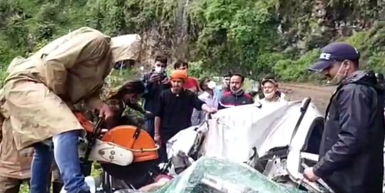 पहाड़ी से गिरे पत्थर के नीचे दबने से वाहन चला रहे पर्यटक की मौत