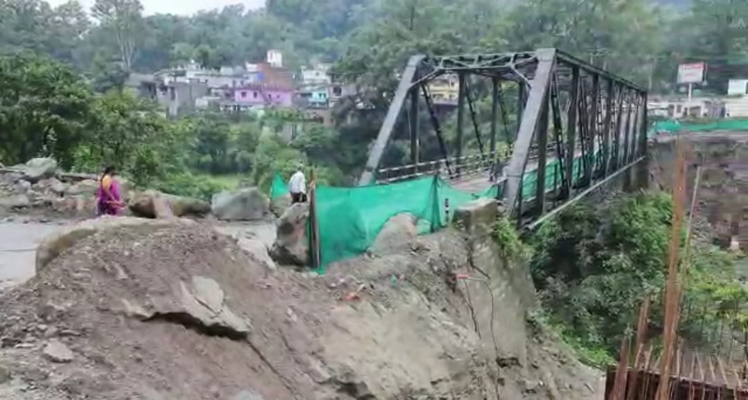 भारी बारिश से काठगोदाम रानीबाग पुल का हिस्सा हुआ क्षतिग्रस्त 