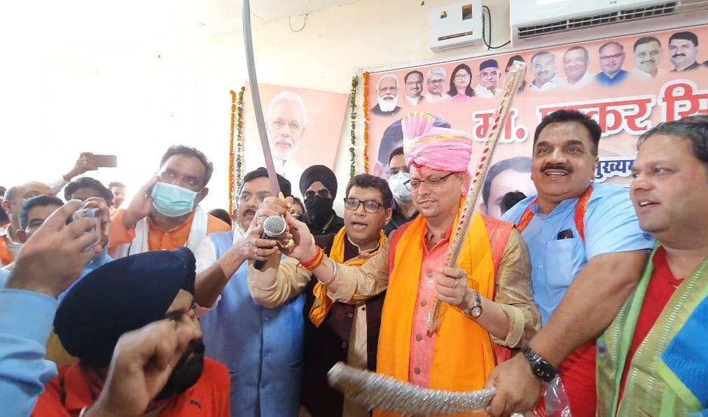 मुख्यमंत्री पुष्कर सिंह धामी का रुद्रपुर में रोड शो करके कार्यकर्ताओं ने किया जोरदार स्वागत