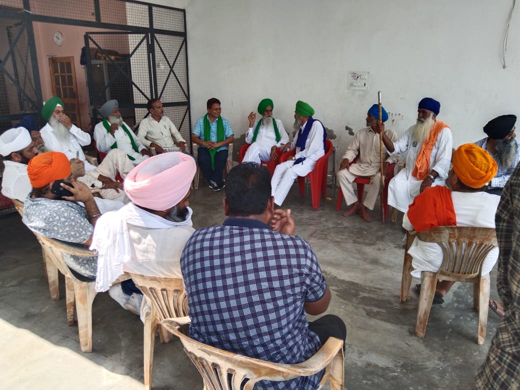 केंद्र सरकार के तीन कृषि बिलो के विरोध में किसान गाजीपुर बॉर्डर पर रवाना 
