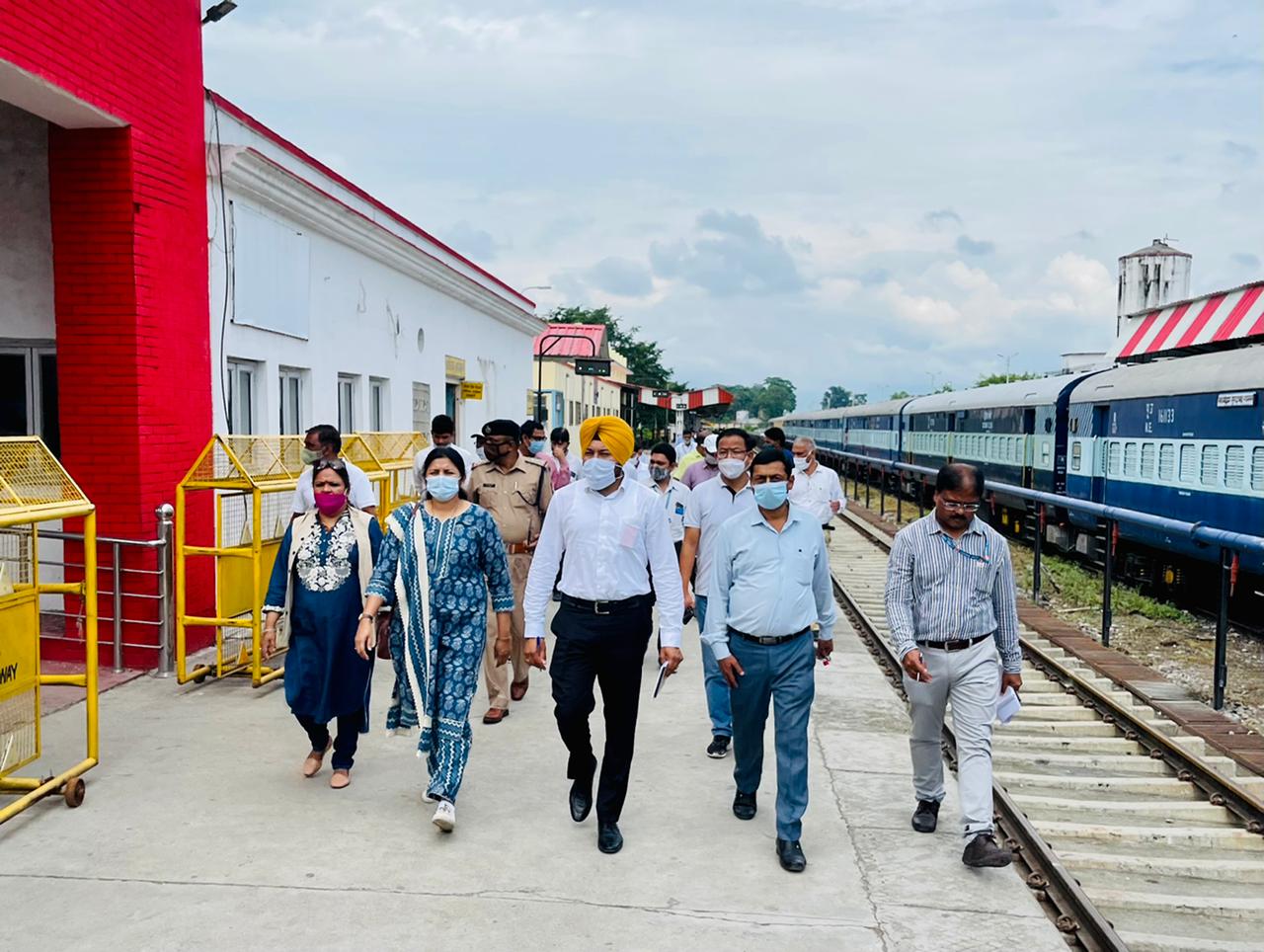 रेलवे बोर्ड की यात्री सुविधा समिति (पीएसी) उत्तर क्षेत्र ने लालकुआँ रेलवे स्टेशन का निरीक्षण किया