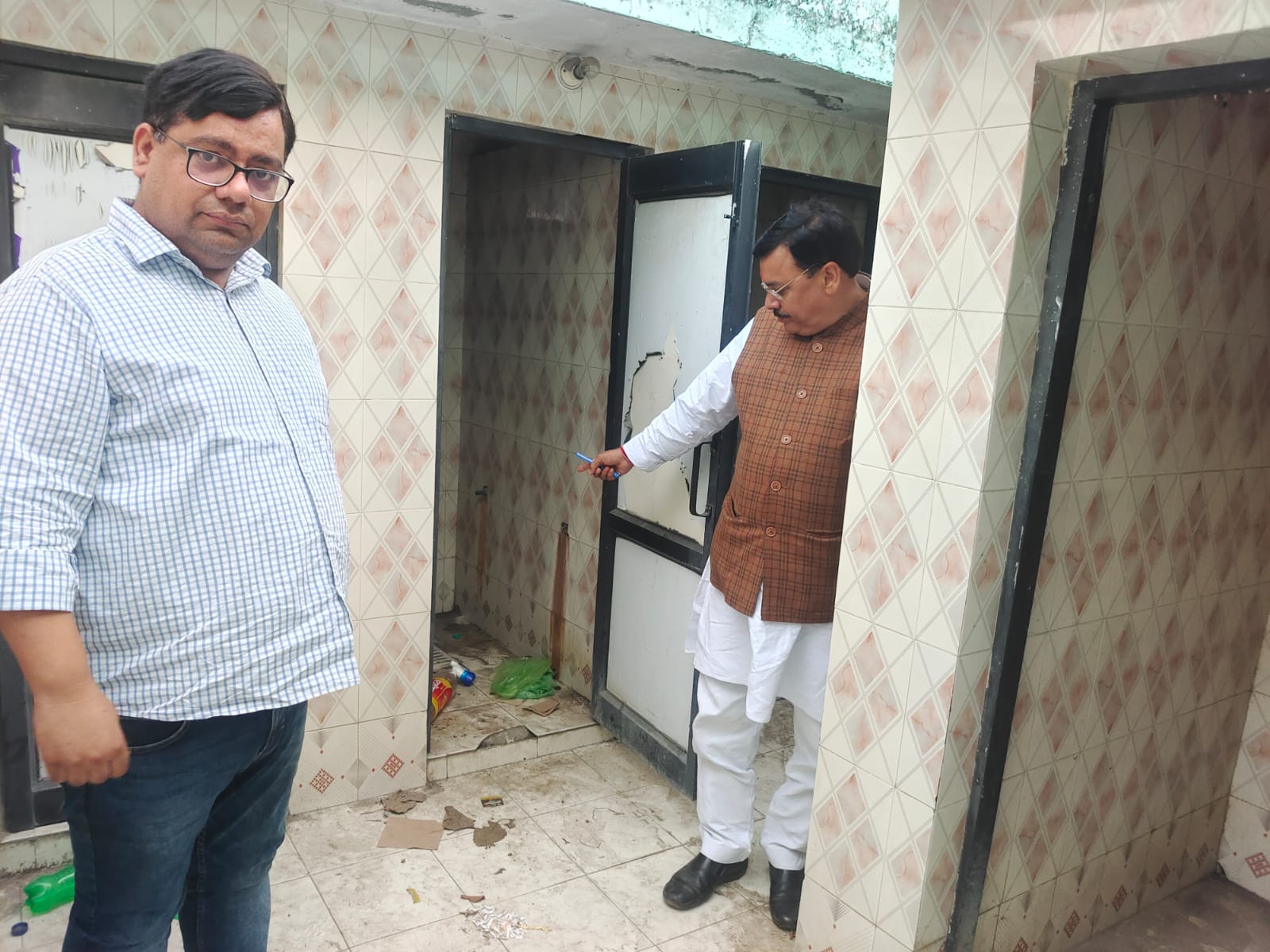 सुलभ शौचालय में गन्दगी देख कर विधायक राजेश शुक्ला ने नगर पालिका अधिकारियों को लगाईं फटकार 