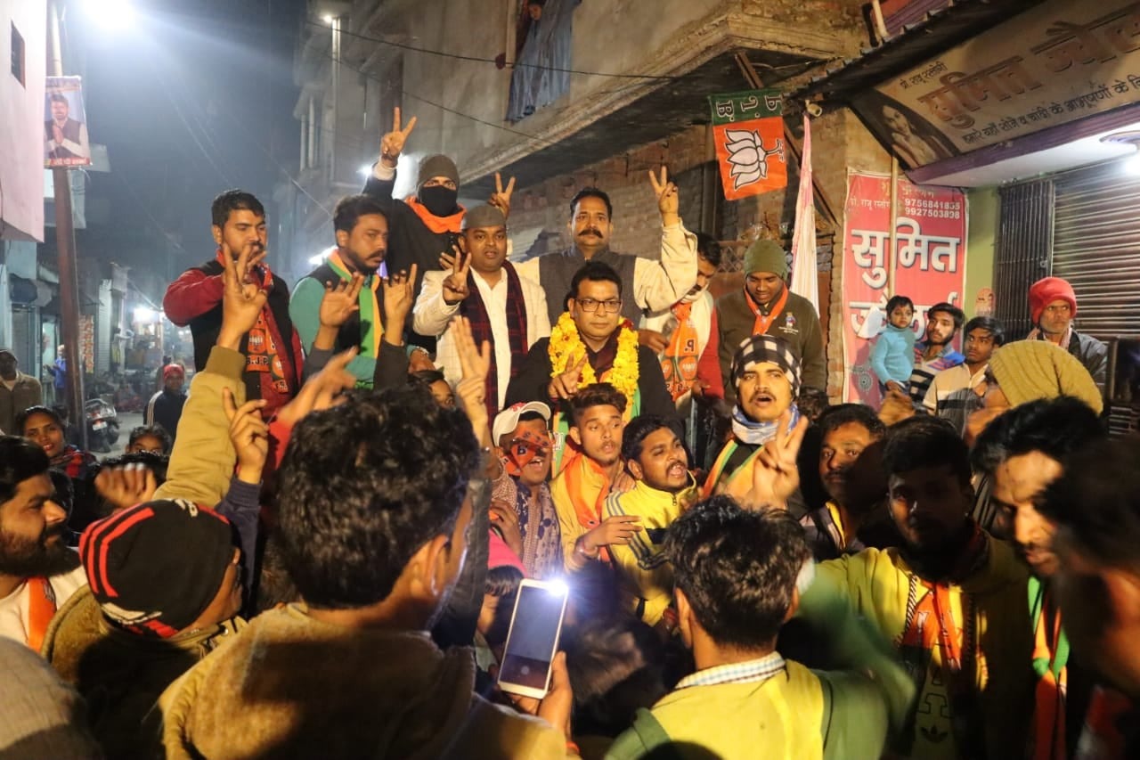 रुद्रपुर विधानसभा : रम्पुरा में भाजपा समर्थको ने प्रत्याशी शिव अरोरा को लड्डुओं से तौला