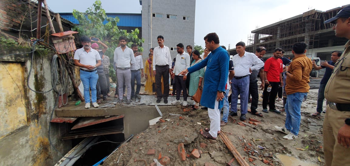 ठेकेदार की लापरवाही से मकान गिरने की घटना के बाद गुस्साये विधायक शिव अरोरा ने निर्माण कार्य बंद करने के दिये निर्देश