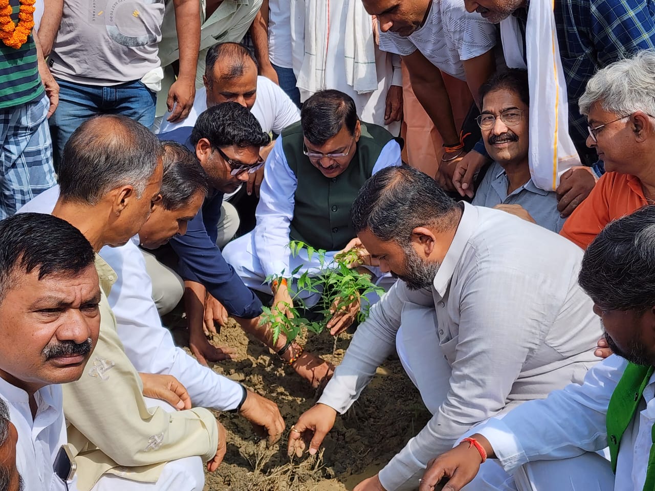 लोक पर्व हरेला पर पूर्व विधायक राजेश शुक्ला ने पौधा रोपण कर हरेला पर्व पर दिए बधाई