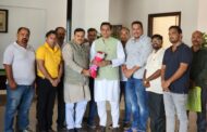 पूर्व विधायक राजेश शुक्ला ने कैबिनेट मंत्री सौरभ बहुगुणा के समक्ष नगला नगर पालिका क्षेत्र की मलिन बस्तियों का नियमितीकरण करने की मांग की