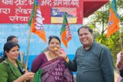 भाजपा प्रदेश मंत्री विकास शर्मा के नेतृत्व में संसद में महिला आरक्षण बिल पेश होने पर  महिलाओ ने मिष्ठान वितरित कर मनाई ख़ुशी